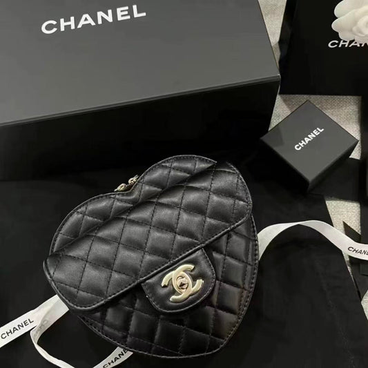 Chanel Heart Mini Flap Bag aus schwarzem Lammleder mit goldfarbener Hardware [Gebraucht]