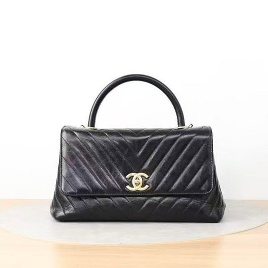 Chanel Coco Handle Medium 29 cm aus schwarzem Chevron-Kalbsleder mit goldfarbener Hardware [gebraucht]