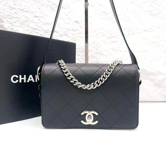 Chanel Classic Flap Messenger Bag aus schwarzem Kalbsleder mit silberfarbener Hardware [Gebraucht]