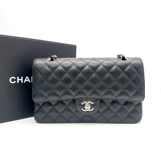 Chanel Classic Maxi Double Flap Bag aus schwarzem Caviar-Leder mit silberfarbener Hardware [Gebraucht]