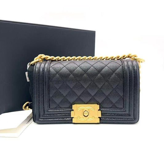 Chanel Le Boy Medium Flap Bag aus schwarzem Kaviarleder mit goldfarbener Hardware [Gebraucht]