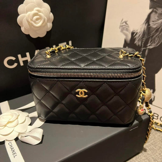 Chanel Classic Vanity Case aus schwarzem Lammleder mit goldfarbener Hardware (mit Pearl Crush Kette) [Gebraucht]