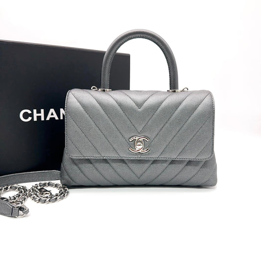 Chanel Coco Handle Medium aus grauer Kaviarleder mit silberfarbener Hardware [Gebraucht]