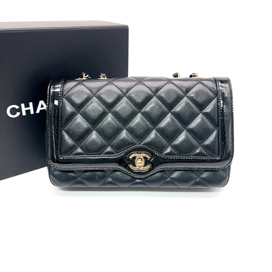 Chanel Schwarze gesteppte Lammleder Flap Bag mit Lacklederbesatz & goldfarbener Hardware [gebraucht]